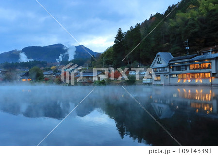 朝の由布院温泉郷（金鱗湖・由布市湯布院町） 109143891