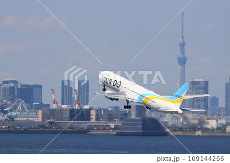 離陸、上昇する旅客機　東京スカイツリーを背景に離陸するエアドゥー機 109144266