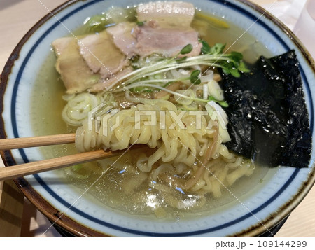 貝出汁塩ラーメン 上品な塩スープの和風ラーメン 109144299
