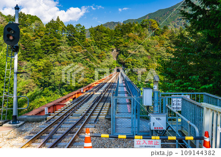 静岡県大井川鐵道の絶景巡り 奥大井湖上駅からの景色 静岡県大井川鐵道の絶景巡り 奥大井湖上駅からの景色 109144382