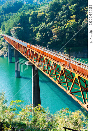静岡県大井川鐵道の絶景巡り 奥大井湖上駅からの景色 静岡県大井川鐵道の絶景巡り 奥大井湖上駅からの景色 109144383