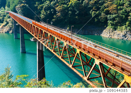 静岡県大井川鐵道の絶景巡り 奥大井湖上駅からの景色 静岡県大井川鐵道の絶景巡り 奥大井湖上駅からの景色 109144385