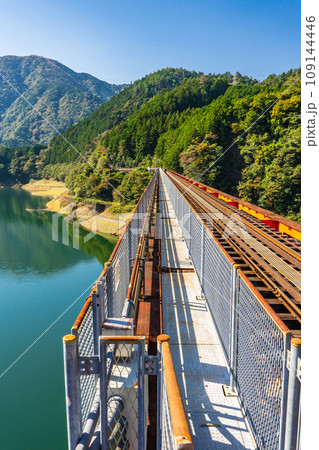 静岡県大井川鐵道の絶景巡り　奥大井湖上駅からの景色 109144446