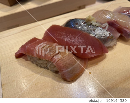 本まぐろ中トロ にぎり寿司 109144520