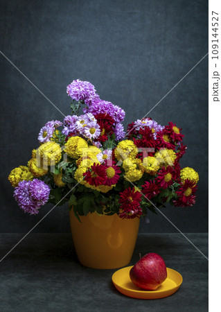 Still life with a bouquet of chrysanthemums and an apple 109144527