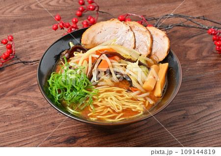 みそ野菜ラーメン。もやし、玉ねぎ、人参、長ネギ、キクラゲの炒め野菜トッピング。 109144819