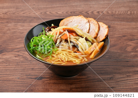 みそ野菜ラーメン。もやし、玉ねぎ、人参、長ネギ、キクラゲの炒め野菜トッピング。 みそ野菜ラーメン。もやし、玉ねぎ、人参、長ネギ、キクラゲの炒め野菜トッピング。 109144821