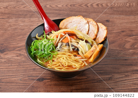 みそ野菜ラーメン。もやし、玉ねぎ、人参、長ネギ、キクラゲの炒め野菜トッピング。 109144822