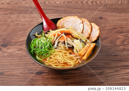 みそ野菜ラーメン。もやし、玉ねぎ、人参、長ネギ、キクラゲの炒め野菜トッピング。 109144823