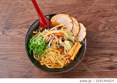 みそ野菜ラーメン。もやし、玉ねぎ、人参、長ネギ、キクラゲの炒め野菜トッピング。 みそ野菜ラーメン。もやし、玉ねぎ、人参、長ネギ、キクラゲの炒め野菜トッピング。 109144824