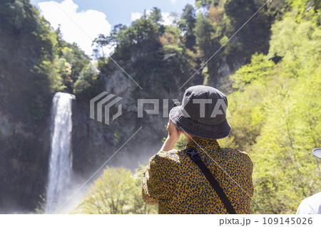 平湯大滝を撮影する男性の旅行客　岐阜県 109145026