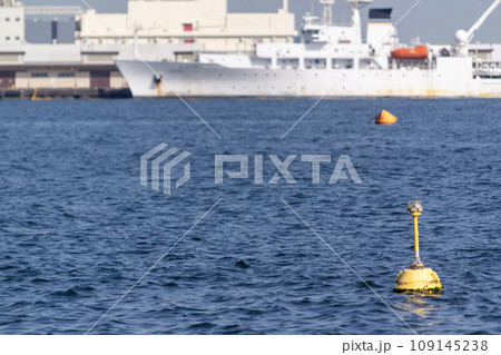 横浜の海の水面に浮かぶブイ 109145238