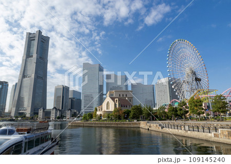 横浜みなとみらいを象徴する建築物の見える風景 109145240