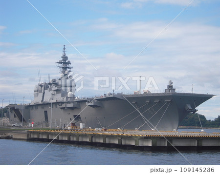 風景写真　横須賀基地　護衛艦いずも  109145286