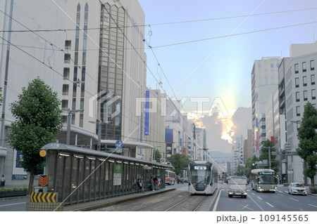【広島】夕暮れの街中と路面電車 109145565