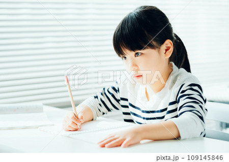 学習塾で勉強をする小学生の女の子。 学習塾で勉強をする小学生の女の子。 109145846
