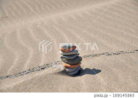 【夏時間】砂のさざ波と石積み 109145865