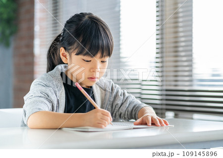 学習塾で勉強をする小学生の女の子。 学習塾で勉強をする小学生の女の子。 109145896