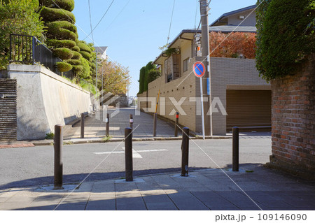 住宅街の広い歩道 住宅街の広い歩道 109146090