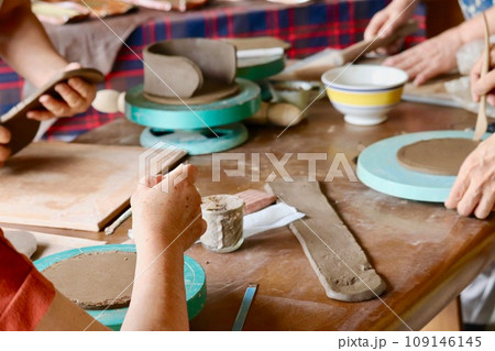 陶芸をする年配の女性達・1 109146145