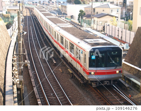 東京メトロ丸ノ内線02系　茗荷谷付近 109146276