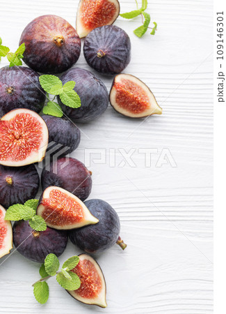 Fresh ripe figs Fresh ripe figs 109146301