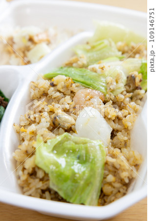 美味しい海鮮レタス炒飯弁当 109146751