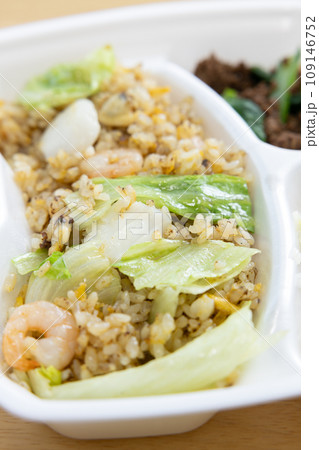 美味しい海鮮レタス炒飯弁当 109146752
