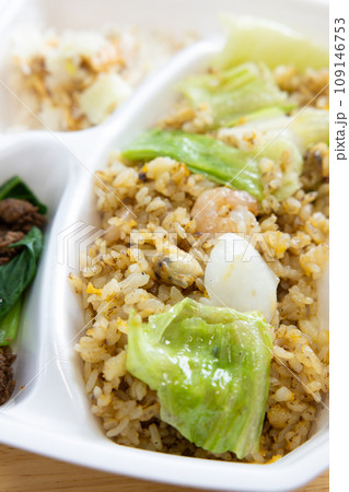 美味しい海鮮レタス炒飯弁当 109146753