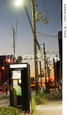 公衆電話ボックスのある風景 109148664