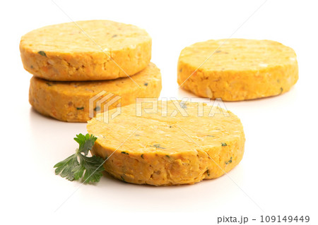 Raw veggie burgers with chickpeas and vegetables Raw veggie burgers with chickpeas and vegetables 109149449