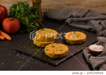 Raw veggie burger with chickpeas and vegetables 109149456
