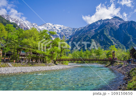 【新緑の上高地】河童橋と残雪の穂高連峰 109150650