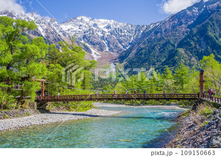 【新緑の上高地】河童橋と残雪の穂高連峰 109150663