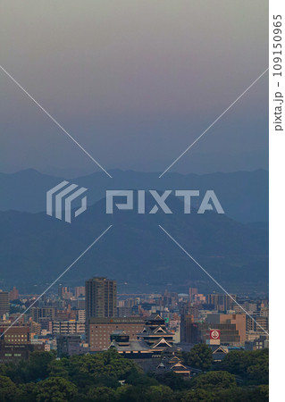 熊本県/ ライトアップされた熊本城(熊本城跡)遠景(超望遠レンズによる撮影) 熊本県/ ライトアップされた熊本城(熊本城跡)遠景(超望遠レンズによる撮影) 109150965