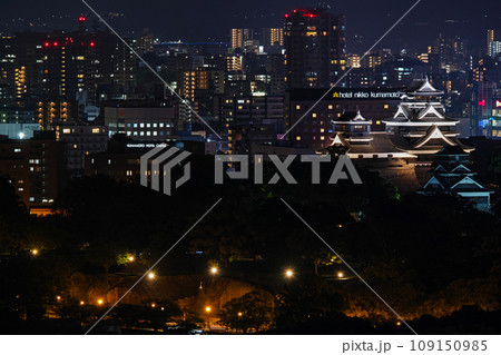 熊本県/ ライトアップされた熊本城（熊本城跡）遠景（超望遠レンズによる撮影） 109150985
