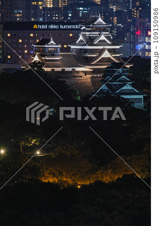 熊本県/ ライトアップされた熊本城(熊本城跡)遠景(超望遠レンズによる撮影) 熊本県/ ライトアップされた熊本城(熊本城跡)遠景(超望遠レンズによる撮影) 109150986