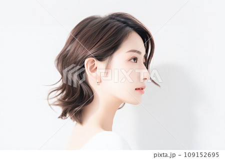 女性像横顔 横顔を撮影する女性「AI生成画像」のイラスト素材 [109152695