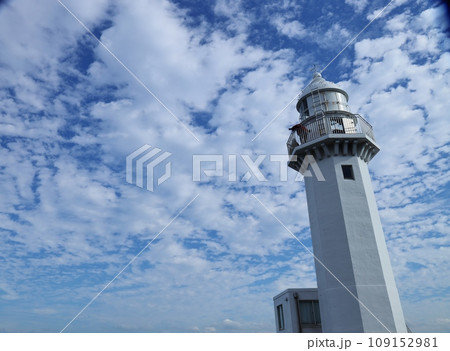 白い観音埼灯台と青い空 109152981