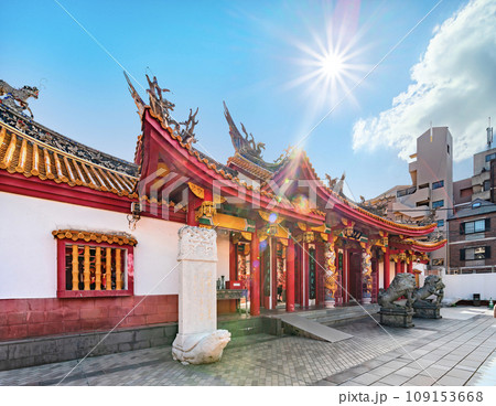 [九州・長崎] 太陽光フレアに照らされる朱色の長崎孔子廟儀門。 109153668