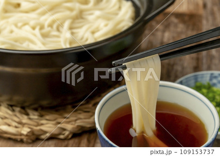 釜揚げうどん　うどんをつゆにつける 109153737
