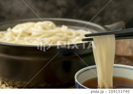 釜揚げうどん　うどんをつゆにつける 109153740