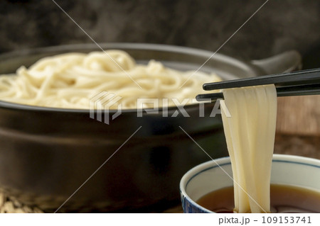 釜揚げうどん　うどんをつゆにつける 109153741