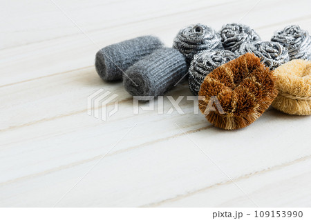 色々な種類のたわし 掃除道具の写真素材 色々な種類のたわし 掃除道具の写真素材 109153990