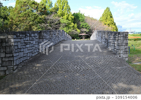 初秋の風景　洋風建築　石畳　大宮花の丘農林公苑　 109154006