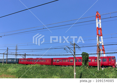 青空の下を走る電車と後ろの煙突 青空の下を走る電車と後ろの煙突 109154085
