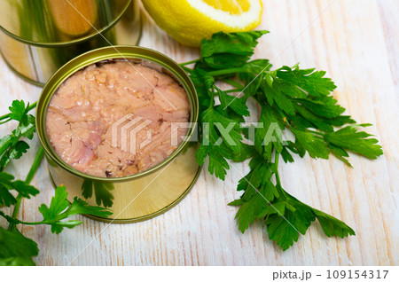 Open tin can of tuna in oil Open tin can of tuna in oil 109154317
