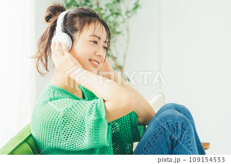 部屋で音楽を聴く若い女性 109154553