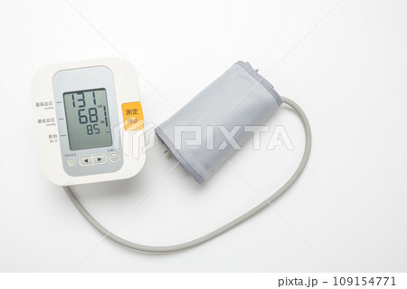 血圧計、高血圧の表示、白バックの背景素材 109154771