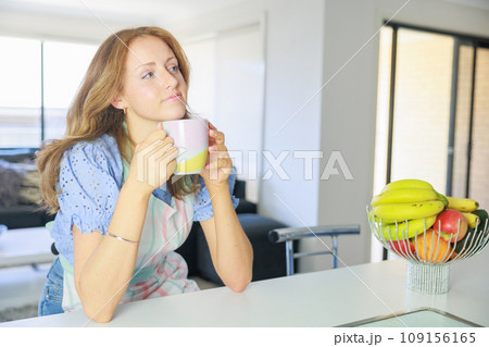 コーヒーを飲む女性 109156165